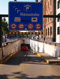 Sie parken am Besten im Parkhaus "Rheinauhafen", dessen Haupteinfahrt sich unmittelbar vor dem alten Hafenamt (ein rötliches Gebäude mit einem Türmchen) befindet. 